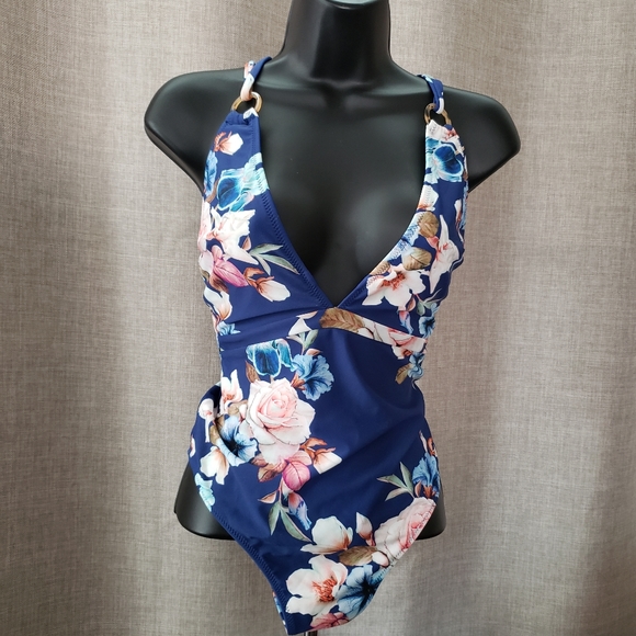 Cupshe Swimsuit - Picture 4 of 7